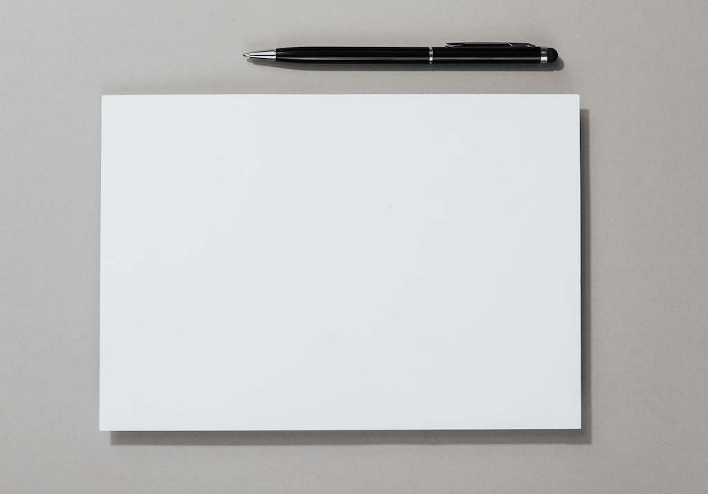 Imatge d'un foli en blanc i un boligraf