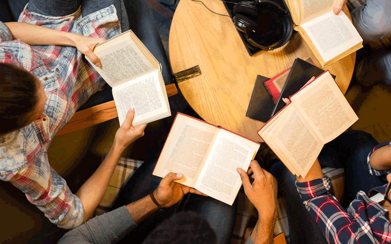Persones reunides club de lectura